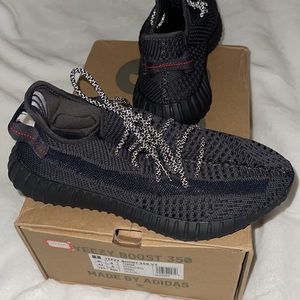 2019
Yeezy Boost 350 V2 'Black Non-Reflective'